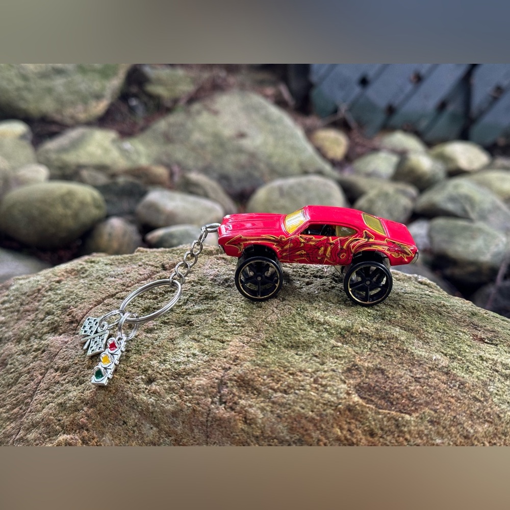 Hot Wheels 2006 olds 422 Tm Gm Car Keychain